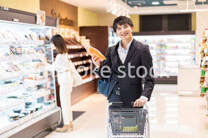 スーパーで食料品の買い物をする人