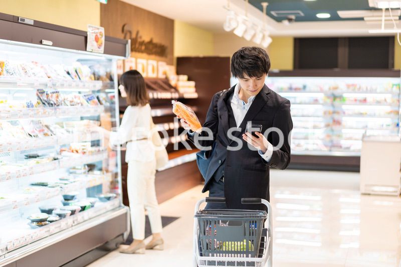 スーパーで食料品の買い物をする人