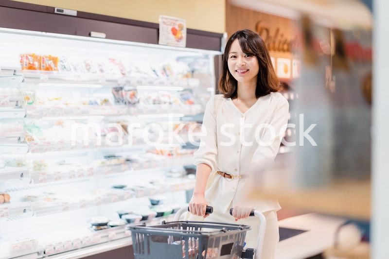 スーパーで買い物をする若い女性