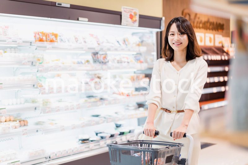 スーパーで買い物をする若い女性