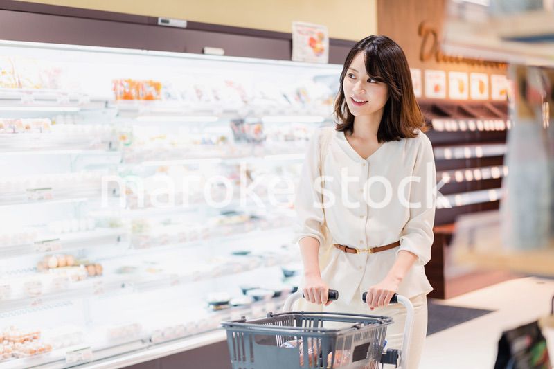 スーパーで買い物をする若い女性