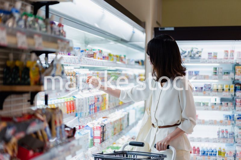 スーパーで買い物をする若い女性