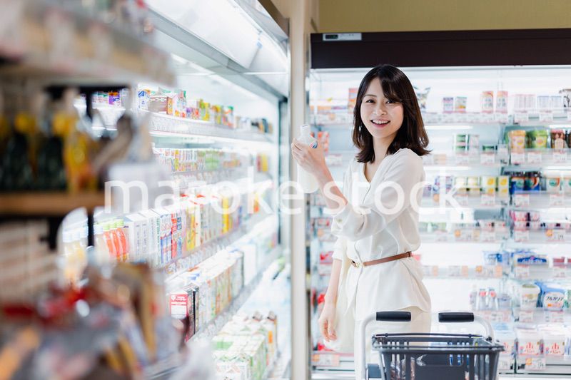 スーパーで買い物をする若い女性