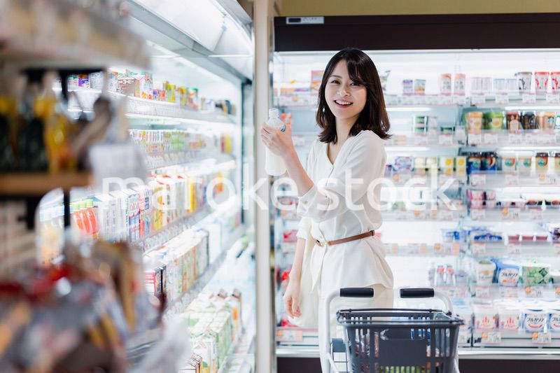スーパーで買い物をする若い女性