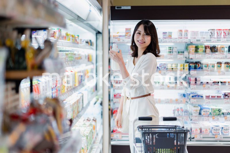 スーパーで買い物をする若い女性