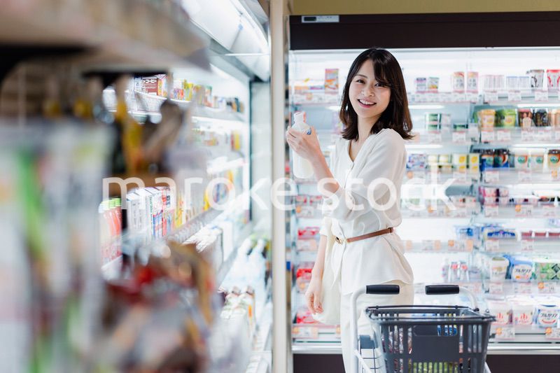 スーパーで買い物をする若い女性