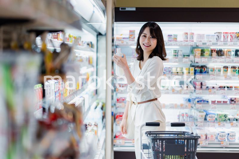 スーパーで買い物をする若い女性