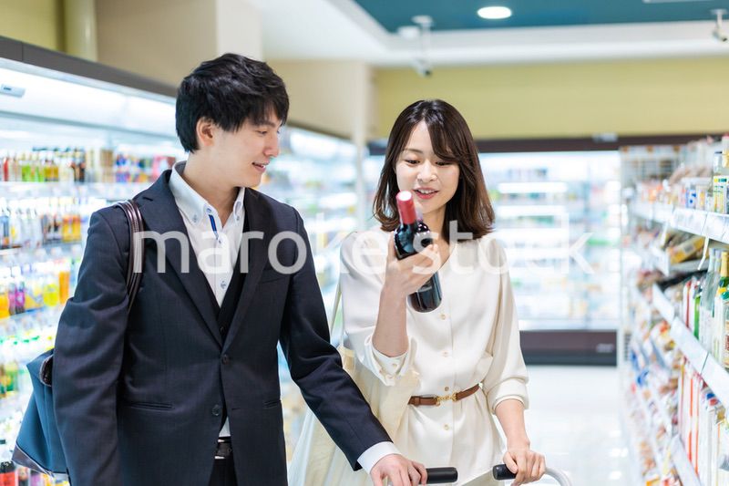 お店でワインを購入する若い夫婦