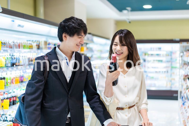 お店でワインを購入する若い夫婦