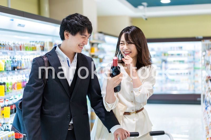 お店でワインを購入する若い夫婦