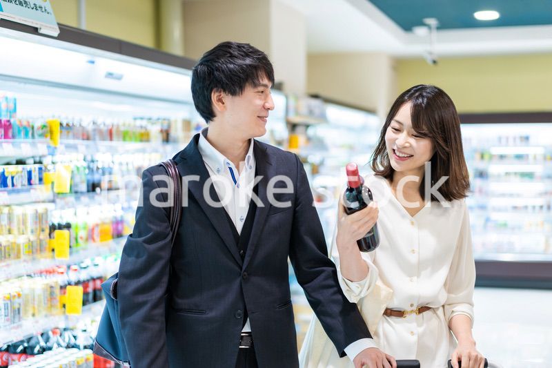 お店でワインを購入する若い夫婦