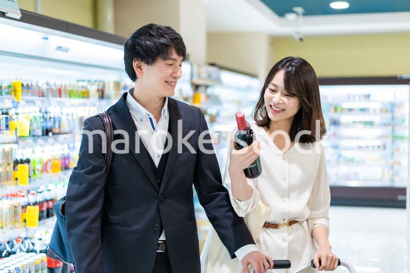 お店でワインを購入する若い夫婦