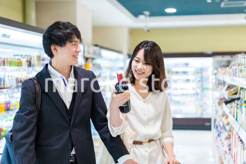 お店でワインを購入する若い夫婦