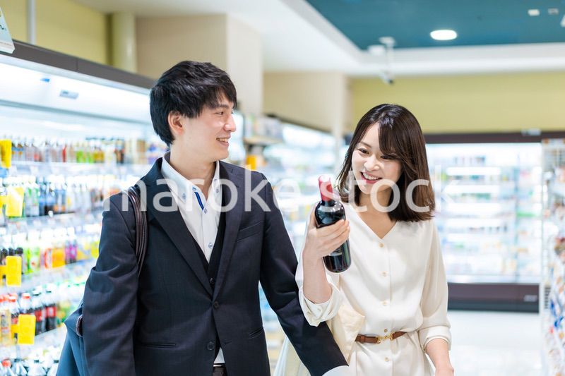 お店でワインを購入する若い夫婦