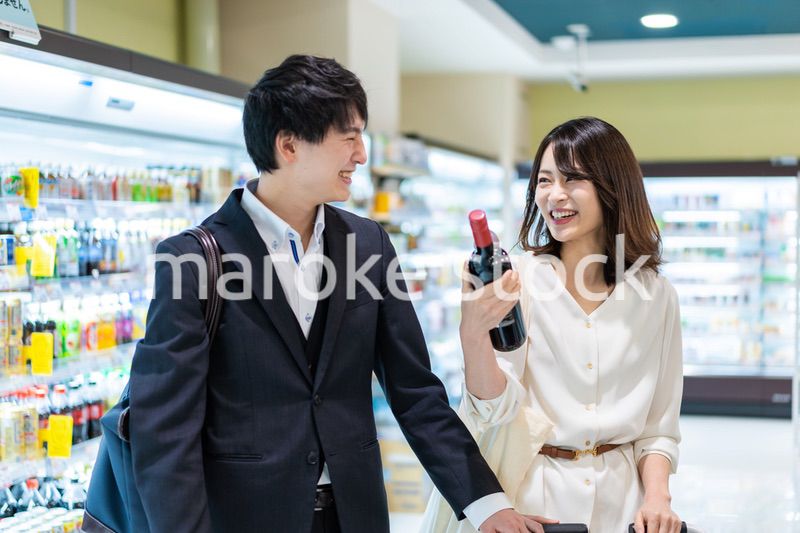 スーパーで食料品の買い物をする人