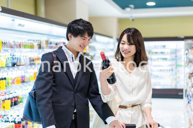 お店でワインを購入する若い夫婦