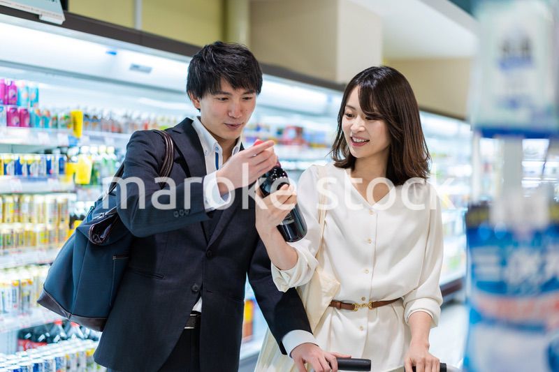 お店でワインを購入する若い夫婦