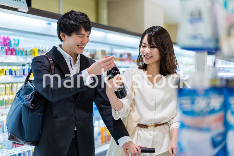 お店でワインを購入する若い夫婦