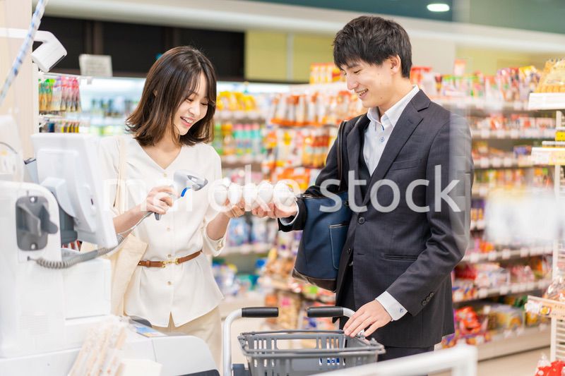 スーパーで食料品の買い物をする人