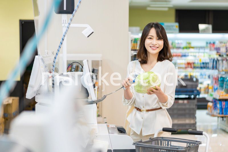 セルフレジ・電子マネー決済をする若い女性