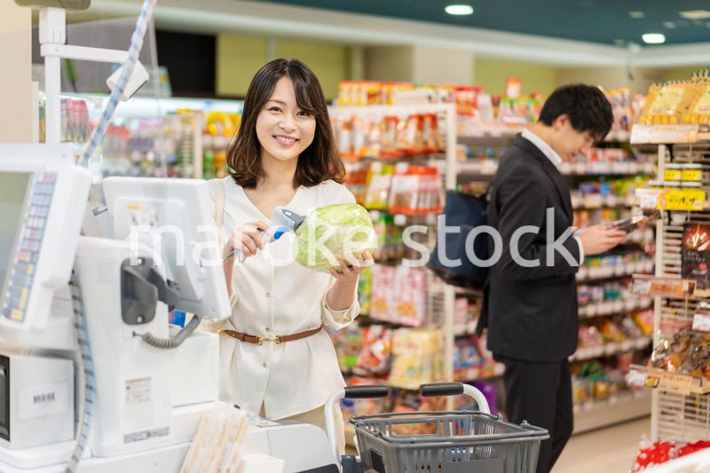 スーパーで食料品の買い物をする若い主婦