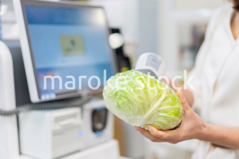 セルフレジ・電子マネー決済をする若い女性