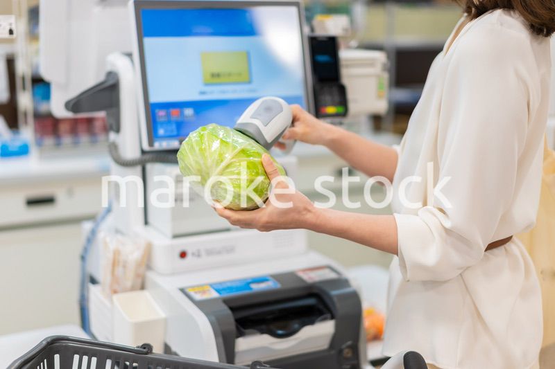 セルフレジ・電子マネー決済をする若い女性