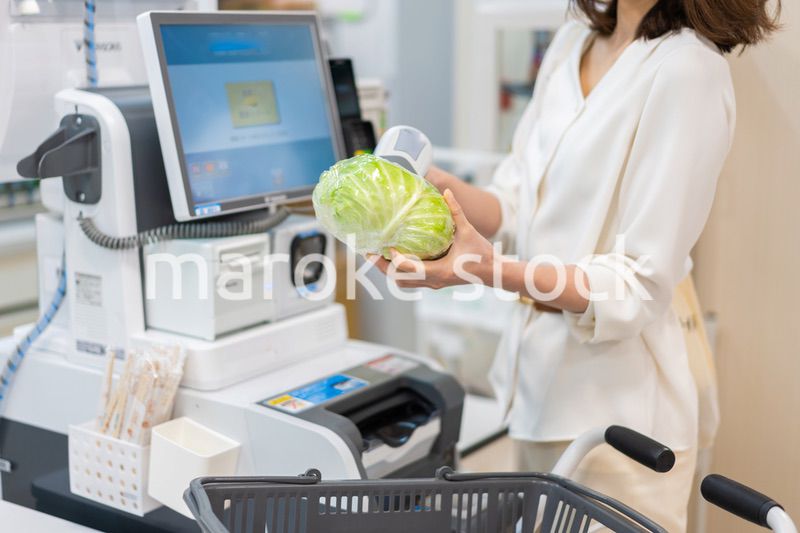 セルフレジ・電子マネー決済をする若い女性