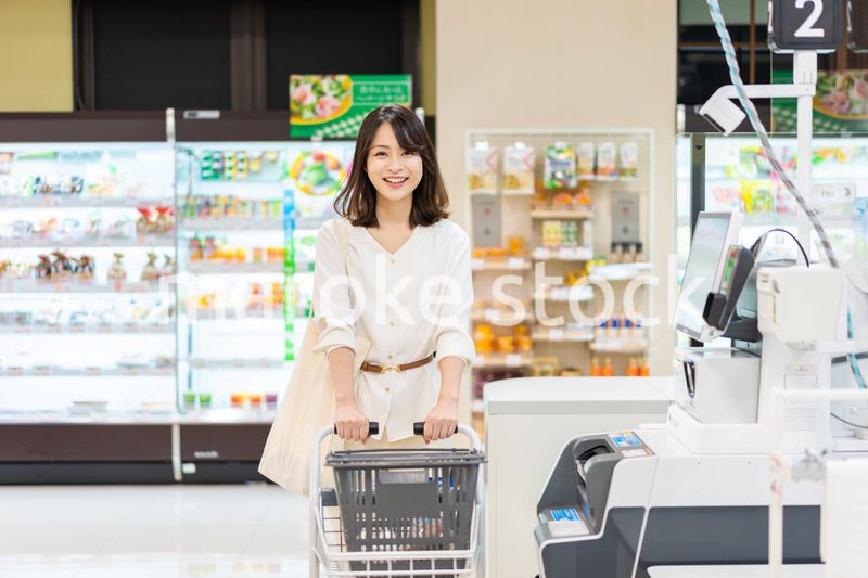 スーパーで食料品の買い物をする人