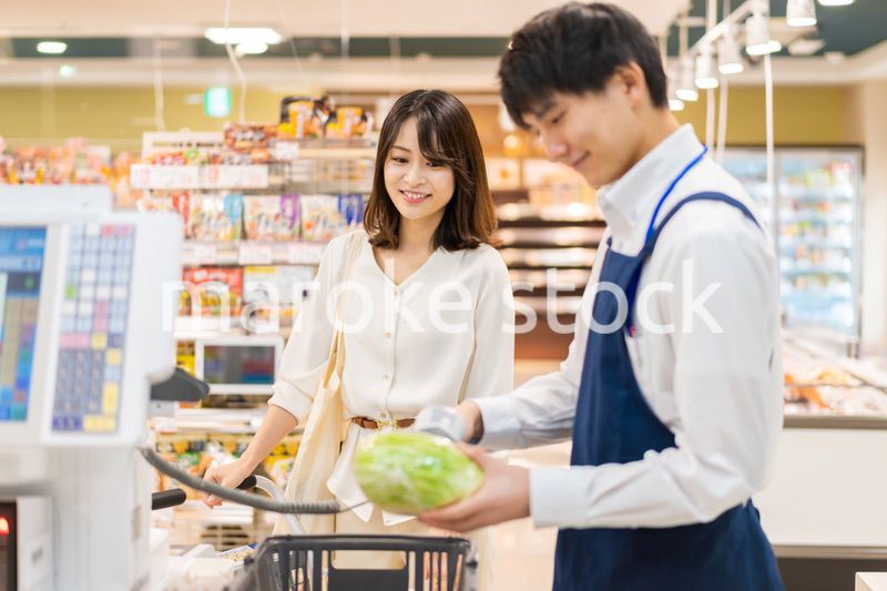スーパーで食料品の買い物をする人