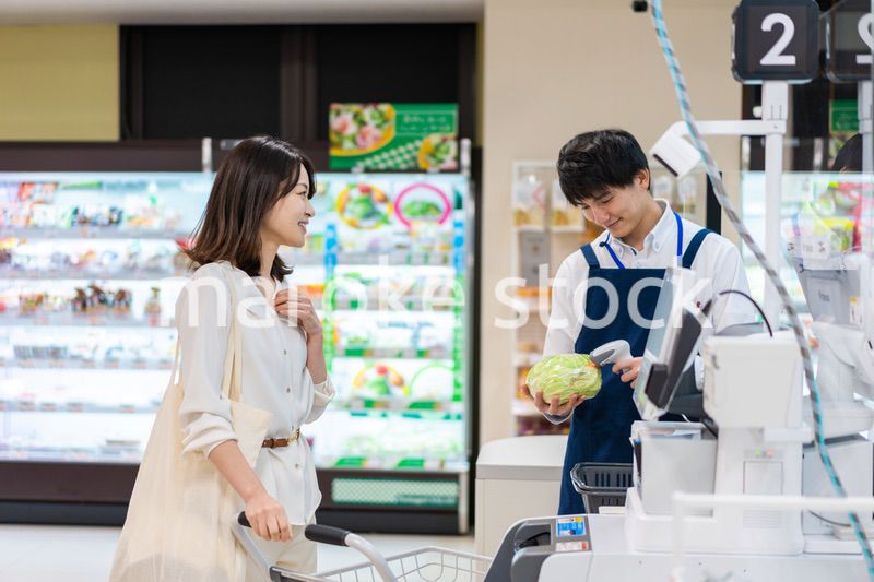 スーパーで食料品の買い物をする若い主婦