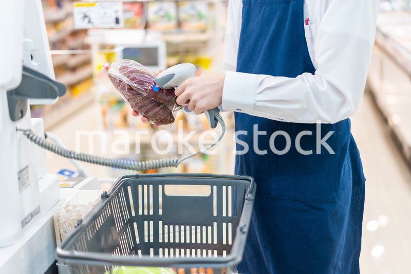 スーパーで食料品の買い物をする人
