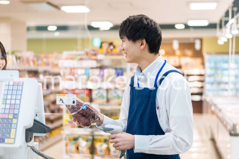 スーパーで食料品の買い物をする人