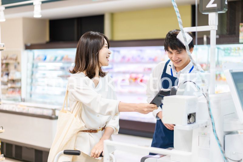 スーパーで食料品の買い物をする人