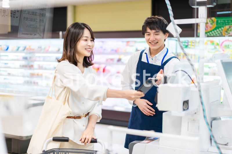 スーパーで食料品の買い物をする人