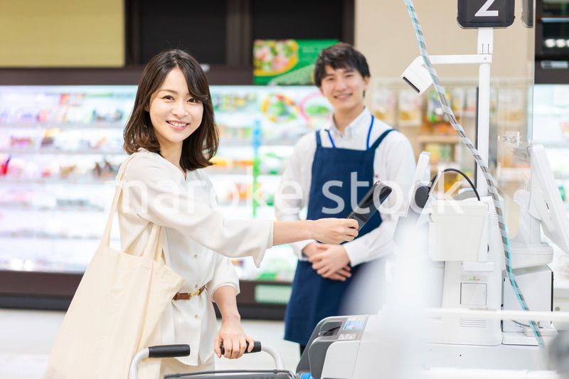 スーパーで食料品の買い物をする人