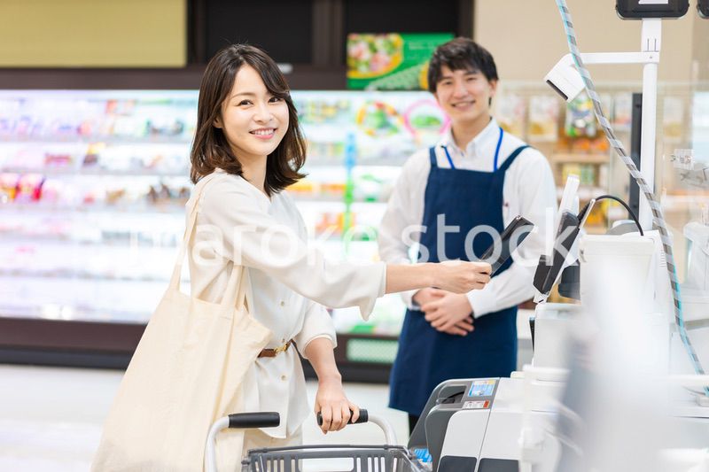 スーパーで食料品の買い物をする若い主婦