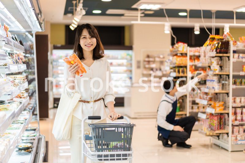 スーパーで食料品の買い物をする若い主婦