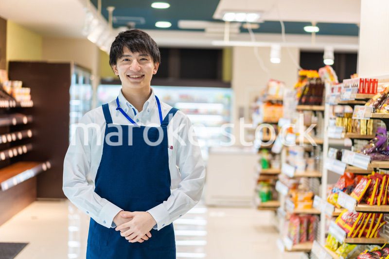 食品スーパーで働く若い男性スタッフ