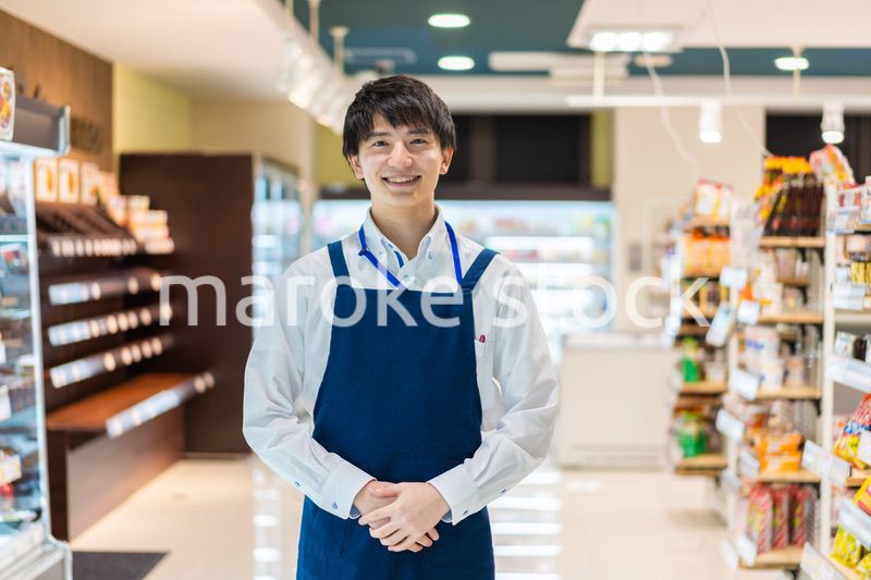 食品スーパーで働く若い男性スタッフ