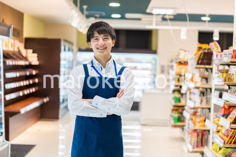 食品スーパーで働く若い男性スタッフ