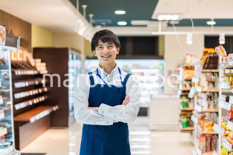 食品スーパーで働く若い男性スタッフ