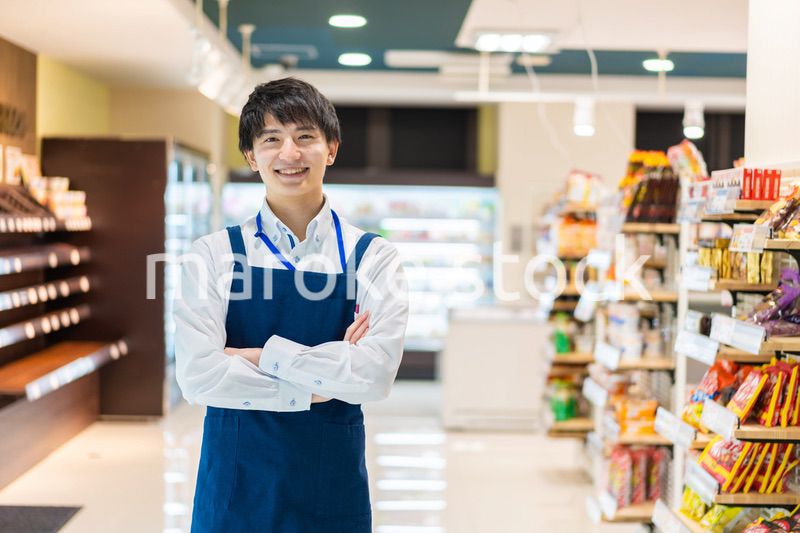食品スーパーで働く若い男性スタッフ