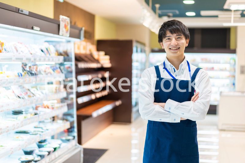食品スーパーで働く若い男性スタッフ