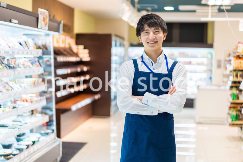 食品スーパーで働く若い男性スタッフ