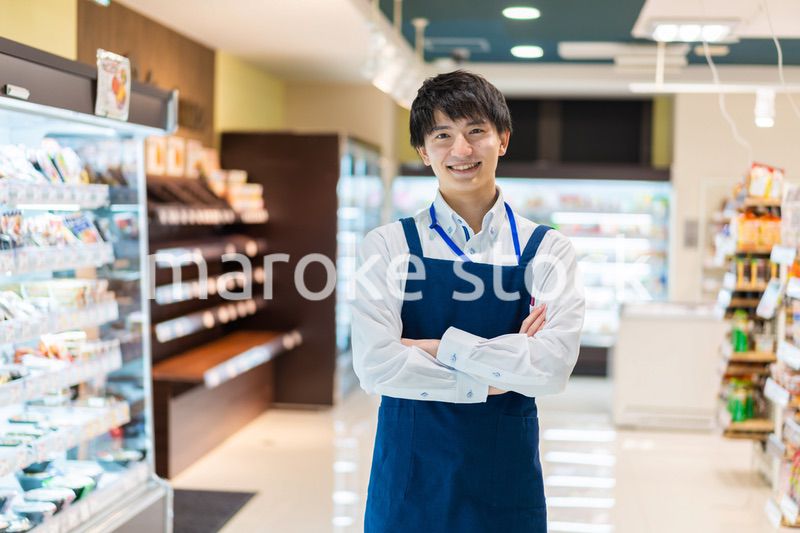 食品スーパーで働く若い男性スタッフ