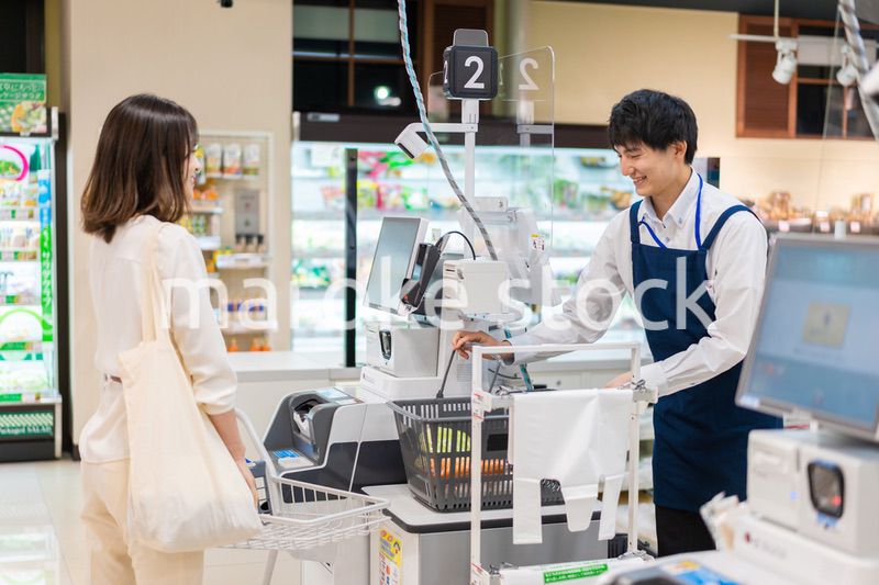 スーパーで食料品の買い物をする若い主婦