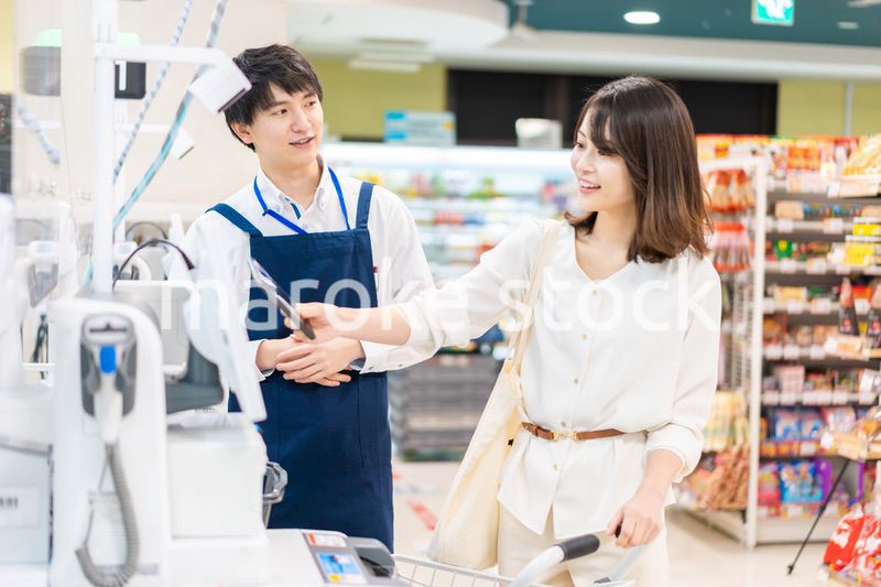 スーパーで食料品の買い物をする若い主婦