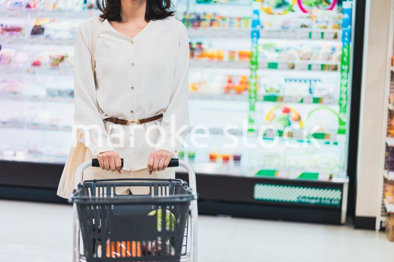 スーパーで食料品を買う若い女性