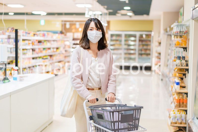 マスクをしてスーパーで買い物をする主婦